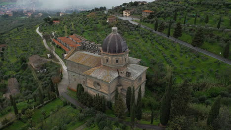 Perspectivas-únicas:-La-Iglesia-De-Santa-María-Delle-Grazie-Al-Calcinaio-En-Drone-Sobre-Arezzo