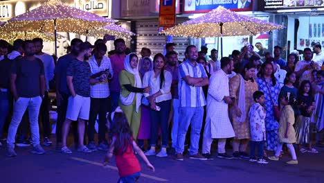 Los-Residentes-Disfrutan-Del-Festival-De-Comida-Callejera-De-Ramadán-Mientras-La-Colonia-Sheikh-Hamdan-De-Karama-Se-Transforma-Con-Luces-Y-Puestos-De-Comida-En-Dubai,-Emiratos-Árabes-Unidos.