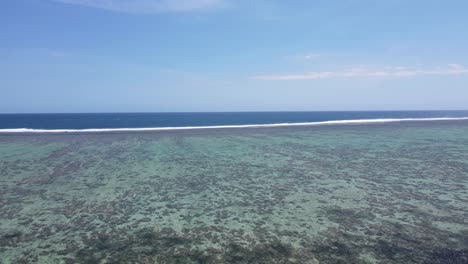 Imágenes-Tomadas-Con-Drones-A-Lo-Largo-De-La-Costa-De-Coral-En-Fiji,-Capturando-La-Intrincada-Interfaz-Entre-Los-Vibrantes-Arrecifes-De-Coral-Y-El-Vasto-Océano.