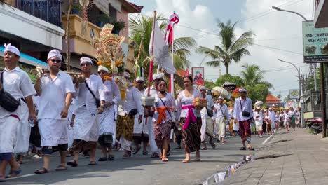 Congregaciones-Religiosas-Hindúes-Procesionan-Hasta-Samuh-Beach-Bali-Para-La-Ceremonia-Melasti,-Antes-Del-Día-Silencioso-De-Nyepi