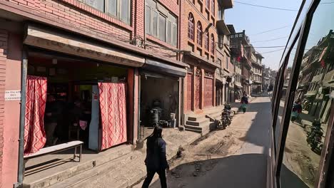 Vista-Exterior-De-Un-Autobús-Conduciendo-Por-Las-Calles-De-Katmandú.