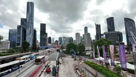 Mostrando-Un-Intercambiador-De-Autobuses-Parcialmente-En-Construcción-En-La-Ciudad-De-Brisbane,-Así-Como-El-Horizonte-De-La-Ciudad-Al-Otro-Lado-Del-Puente