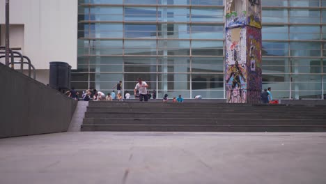 Person-Springt-Mit-Ihrem-Skateboard-Eine-Treppe-Hinunter