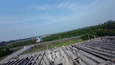 Bonita-Y-Dinámica-Vista-De-La-Bandera-Nacional-En-Las-Ruinas-De-La-Hacienda-Santa-Anna-Con-Un-Dron-En-Puente-Nacional,-Veracruz,-México