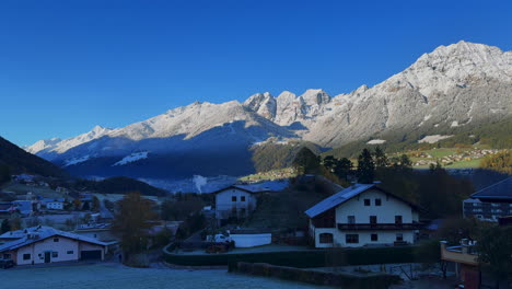 Anfang-November-Europa-Australische-Schweizer-Alpen-Herbst-Stubai-Dorf-Chalet-Tirol-Österreich-Erstes-Licht-Morgen-Sonnig-Schattig-Erster-Schnee-Auf-Den-Gipfeln-Bewölkt-Neblig-Innsbruck-Chalet-Landschaft-Schwenk-Nach-Links