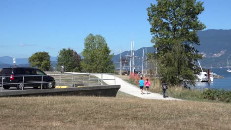 Joggers-at-Kitsilano-point-with-mountain-view