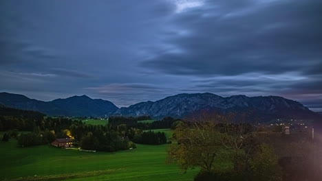 Farbenfroher-Zeitraffer-Der-Nacht,-Die-Im-Sommer-über-Die-österreichischen-Alpen-Hereinbricht
