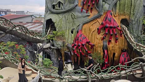 Turistas-En-Las-Inusuales-Vistas-De-Los-Edificios-En-Crazy-House,-Hang-Nga-Guesthouse,-Da-Lat,-Vietnam