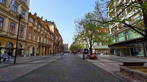 La-Gente-Camina-En-La-Ciudad-De-Praga,-República-Checa,-Casas-Antiguas,-Camino-Adoquinado,-Día-De-Otoño,-Horizonte-Claro,-Ciudad-De-Destino-De-Viaje-Europeo