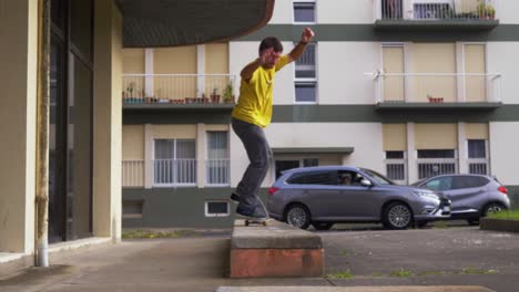 Mann-Macht-Einen-Wheelie-Auf-Seinem-Skateboard