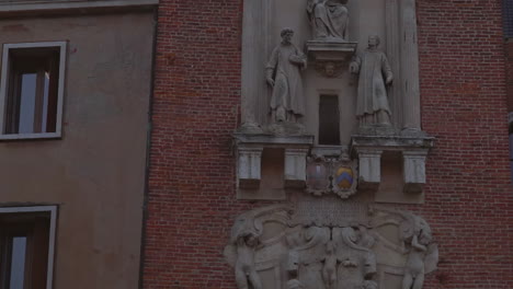 Close-up-tilt-shot-view-of-statues-on-a-beautiful-old-Italian-building-and-tower-in-Vicenza-Italy