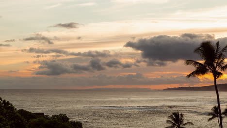 Timelapse-De-Nubes-Rodando-Sobre-Una-Vibrante-Puesta-De-Sol-Tropical-En-El-Océano-En-Hawaii