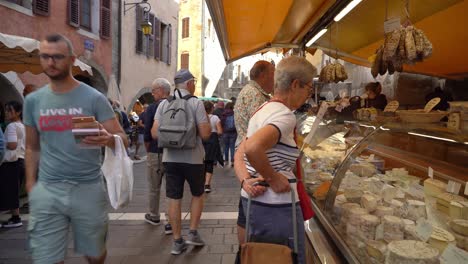 Auf-Dem-Markt-Der-Altstadt-Von-Annecy-Finden-Die-Menschen-Neben-Frischem-Obst-Und-Gemüse-Verschiedene-Produkte