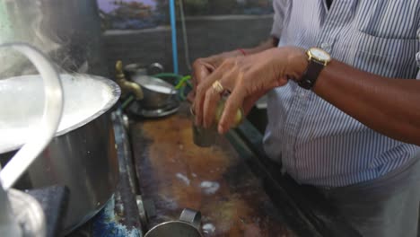 Macho-Adulto-Preparando-Y-Sirviendo-Café-Caliente-En-Una-Taza-En-Mylapore,-Chennai