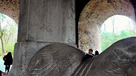 Nanjing---Der-Tafelpavillon-Oder-Sifang-Cheng-In-Der-Nähe-Des-Eingangs-Zeigt-Eine-Große-Tafel-Von-Kaiser-Zhu-Di-Aus-Der-Ming-Dynastie