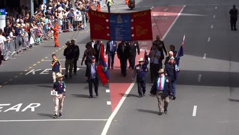 Representantes-Del-Cuerpo-De-Artillería-Del-Ejército-Real-Australiano-Raaoc-Queensland-Participan-En-El-Desfile-Del-Día-De-Anzac-En-La-Ciudad-De-Brisbane,-En-Honor-A-Quienes-Sirvieron-Y-Se-Sacrificaron-En-Medio-De-Multitudes-Que-Lo-Vitoreaban