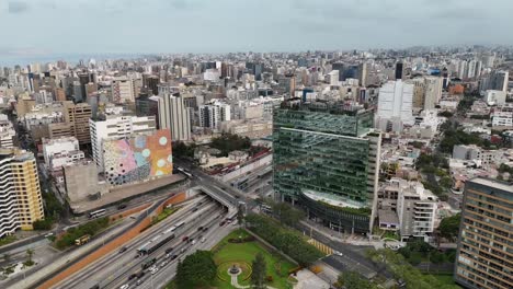Drohnen-Luftaufnahmen-Von-Lima,-Der-Hauptstadt-Perus-In-Südamerika,-Mireflores-Barranca