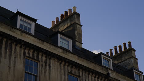 Schornsteine-Auf-Dem-Dach-Eines-Georgianischen-Stadthauses-In-Der-Stadt-Bath-In-Großbritannien