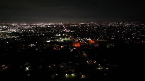 Condado-De-San-Bernardino,-California,-Por-La-Noche-Con-Luces-Brillantes-De-La-Ciudad-Y-Tráfico-Aéreo-Estático-En-Movimiento