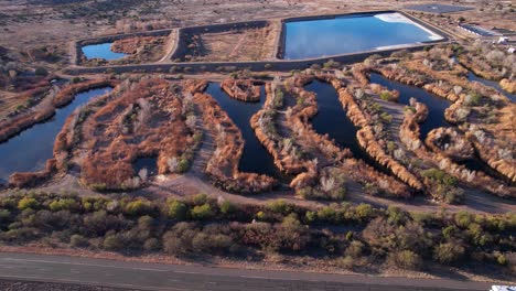 Instalación-De-Tratamiento-De-Aguas-Residuales,-Vista-Aérea-De-La-Reserva-De-Humedales-De-Sedona-Y-Tráfico-En-La-Ruta-Estatal-De-Arizona,-EE.UU.