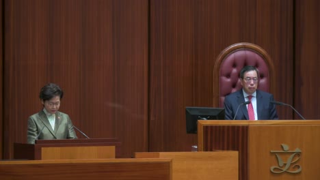 Carrie-Lam,-Ex-Directora-Ejecutiva-De-Hong-Kong,-Y-Andrew-Leung,-Presidente-Del-Consejo-Legislativo-De-Hong-Kong,-Mientras-Pronuncia-El-Discurso-Político-Anual-En-El-Edificio-Del-Consejo-Legislativo.