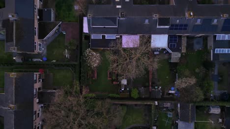 Draufsicht-Auf-Einen-Niederländischen-Vorort-Mit-Dach,-Häusern,-Sonnenkollektoren-Und-Straßen