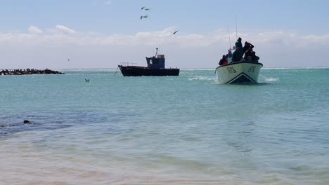 Los-Pescadores-A-Bordo-De-Un-Barco-Abierto-Entran-En-Un-Puerto-Natural-En-La-Costa-Sur-De-Sudáfrica.