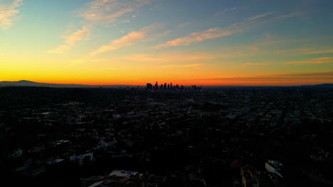 Luftaufnahme-Der-Skyline-Der-Stadt-Los-Angeles-Während-Eines-Farbenfrohen-Sonnenuntergangs-In-Den-Vereinigten-Staaten