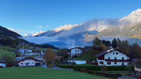 Anfang-November-Europa-Australische-Schweizer-Alpen-Herbst-Stubai-Dorf-Chalet-Tirol-Österreich-Erstes-Licht-Morgen-Sonnig-Sonnenaufgang-Erster-Schnee-Auf-Den-Gipfeln-Bewölkt-Neblig-Innsbruck-Chalet-Landschaft-Schwenk-Nach-Links