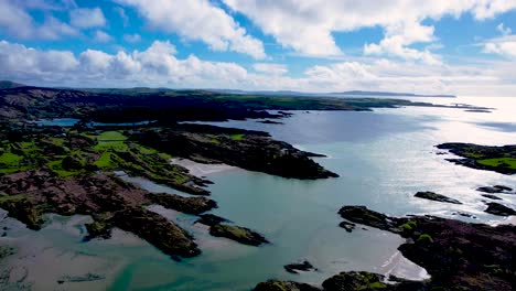 Eine-4K-Aufnahme-Von-Oben-über-Der-Kealfadda-Brücke-Im-Westen-Von-Cork,-Mizen-Halbinsel