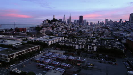 San-Francisco,-EE.UU.,-Estableciendo-Una-Toma-De-Drones-De-Los-Edificios-Del-Centro-Desde-Fisherman&#39;s-Wharf-Al-Atardecer