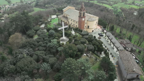 Spiritueller-Höhenflug:-Luftaufnahmen-Des-Heiligtums-Madonna-Del-Transit-Di-Canoscio