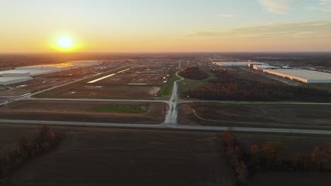 Luftaufnahme-Von-Fords-Gewaltiger-Blueoval-City-Bei-Sonnenuntergang-In-Stanton,-Tennessee