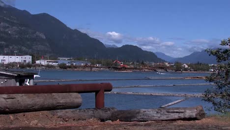 Speedboat-in-Squamish-River-with-mountains-in-background