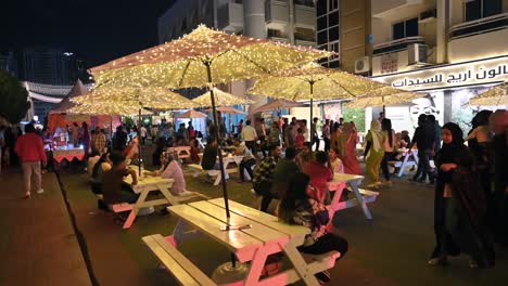 Die-Bewohner-Genießen-Das-Ramadan-Streetfood-Festival,-Während-Sich-Die-Sheikh-Hamdan-Kolonie-Von-Karama-In-Dubai,-Vereinigte-Arabische-Emirate,-Mit-Lichtern-Und-Essensständen-Verwandelt