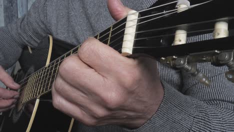 Guitarra-Acústica-Negra-En-Manos-Del-Hombre.