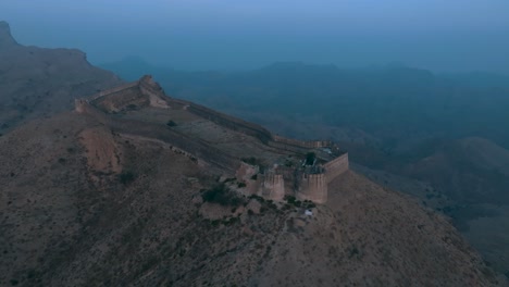 Luftaufnahme-Der-Festungsmauern-Von-Ranikot-Während-Der-Blauen-Stunde-Im-Distrikt-Jamshoro,-Sindh,-Pakistan