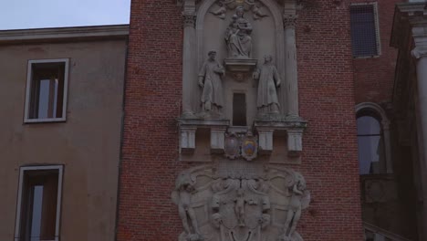 Close-up-tilt-shot-view-of-statues-on-a-beautiful-old-Italian-building-and-tower-in-Vicenza-Italy