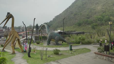 Tag-Der-Dinosaurier-In-Orizaba,-Leute,-Die-Spaß-Haben
