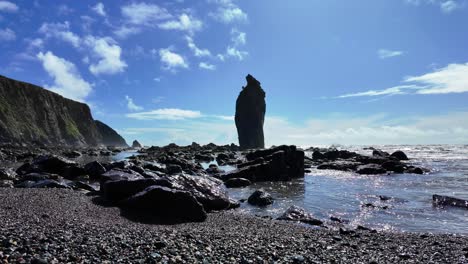 Felsstrand,-Sanfte-Wellen,-Felsnadel-Und-Blauer-Frühlingshimmel-Am-Strand-Von-Ballydwane-In-Waterford,-Irland