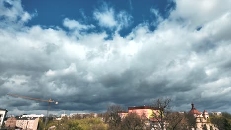 Zeitraffervideo-Von-Gewitter-Und-Regen-über-Der-Großstadt