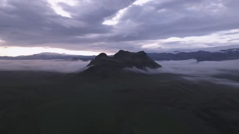 Mar-De-Nubes-Alrededor-De-La-Montaña-Cerca-Del-Glaciar-Myrdalsjokull-En-El-Sur-De-Islandia