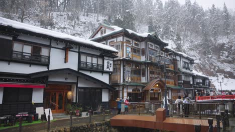 Panorámica-En-Cámara-Lenta-Mientras-Cae-Nieve-En-La-Ciudad-Turística-De-Montaña