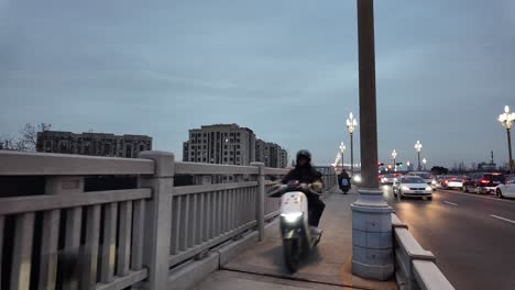 China,-Nanjing,-Baguazhou-Jangtse-Brücke-–-Spannende-Überquerung:-Die-Brücke-In-Nanjing-Mit-Fußgängern-Und-Motorrädern-Teilen-–-Ein-Authentisches-Abenteuer
