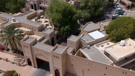 Luftaufnahme-Von-Nizwa-Mit-Historischer-Festung-Und-Mauern-Im-Sultanat-Oman