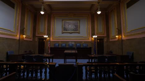 Interior-Vacío-De-La-Sala-De-La-Corte-Suprema-Dentro-Del-Edificio-Del-Capitolio-Del-Estado-De-Utah-En-Salt-Lake-City.