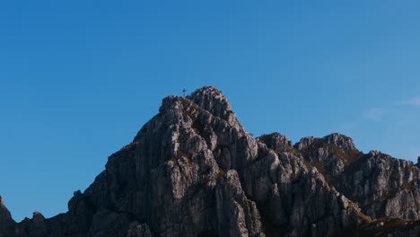 Luftaufnahme-Des-Aufsteigenden-Berggipfelkreuzes-Resegone-Und-Der-Schutzhütte-Rifugio-Azzoni