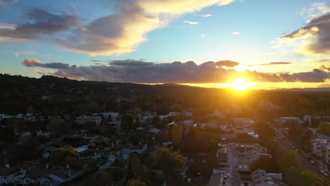 Luftbild-Kamerafahrt-Von-Wohnhäusern-Im-San-Fernado-Valley,-Sonnenuntergang-In-Los-Angeles