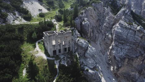 Verfallenes-Verlassenes-Gebäude-In-Abgelegenen-Felsigen-Berggebieten-Luft-Orbital