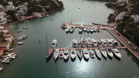 Luftaufnahme-Eines-Yachthafens-In-Cala-D&#39;Or,-Mallorca-Mit-Angedockten-Booten